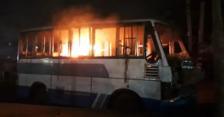 গাজীপুরে মিনিবাস-অটোরিকশার সংঘর্ষে শিশু নিহত, বাসে আগুন